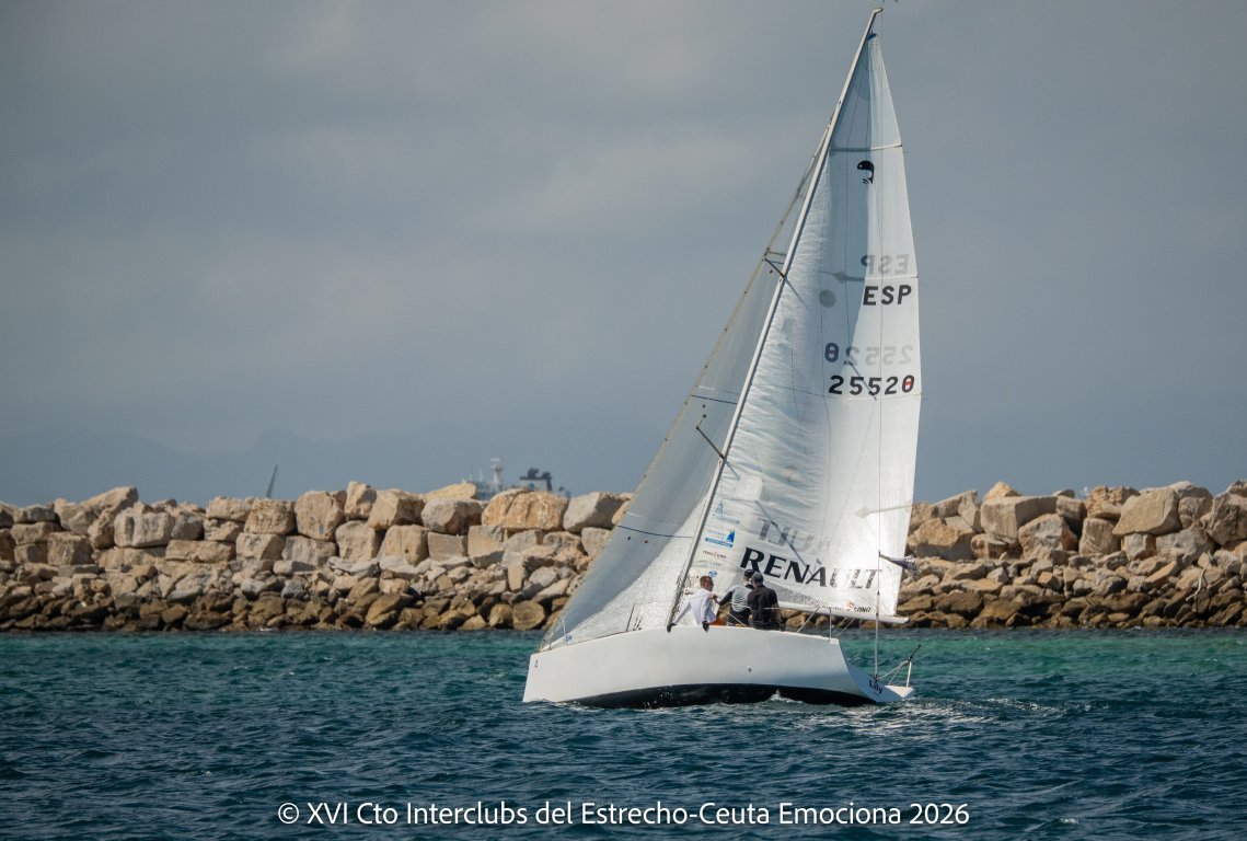 El Real Club Náutico de La Línea completa con éxito la sexta prueba del Campeonato Interclubs del Estrecho en una intensa jornada de levante