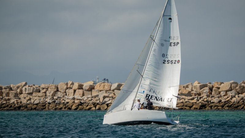 El Real Club Náutico de La Línea completa con éxito la sexta prueba del Campeonato Interclubs del Estrecho en una intensa jornada de levante