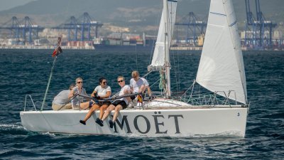 El Real Club Náutico de La Línea completa con éxito la sexta prueba del Campeonato Interclubs del Estrecho en una intensa jornada de levante